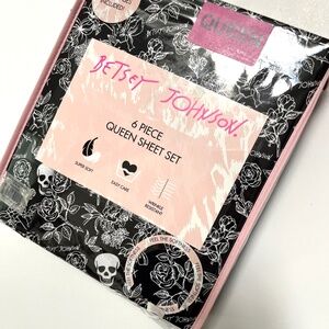 NWT BETSEY JOHNSON 6-Piece QUEEN Sheet Set Skull Floral Halloween Skulls Roses